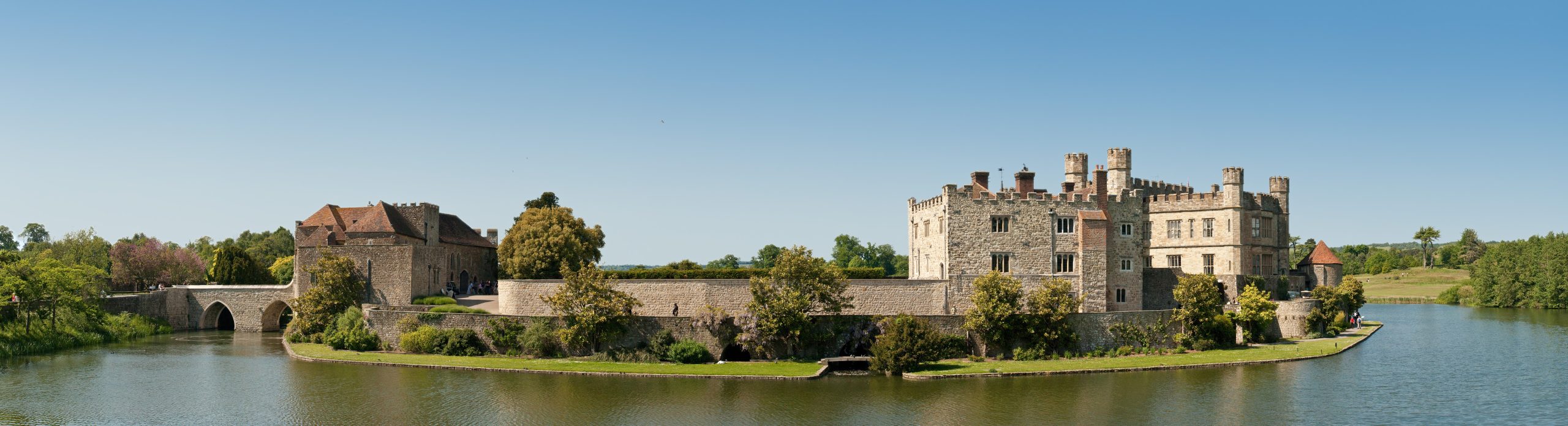 leeds castle in the rain