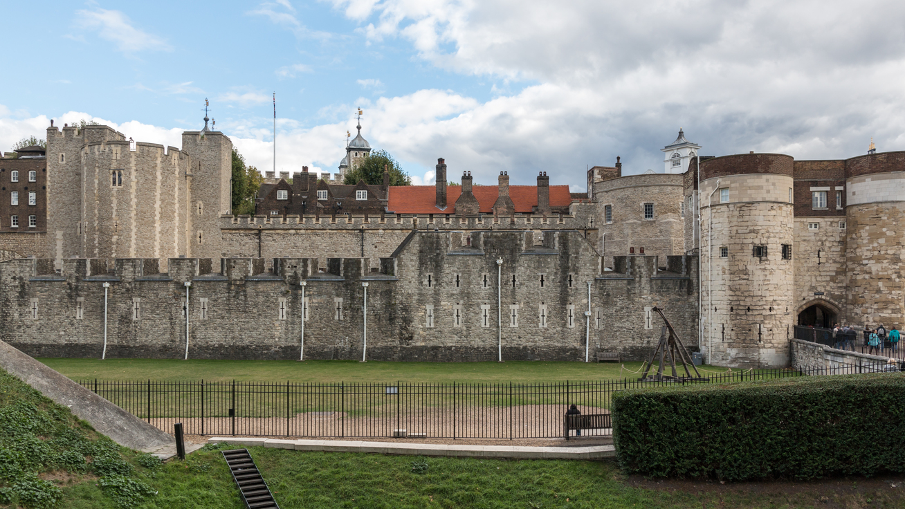 tower of london lion statue