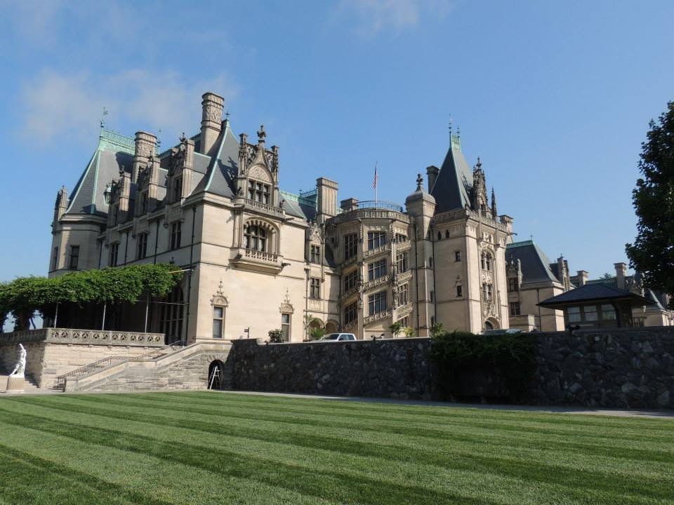 visit the biltmore estate house around christmas holiday